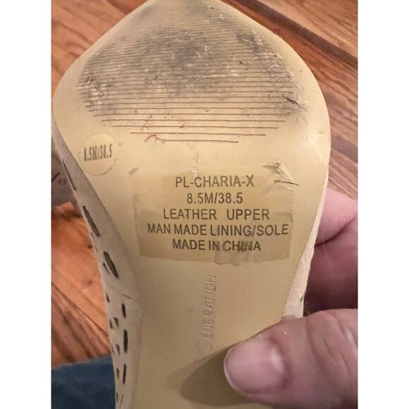 BCBGeneration Beige Suede Perforated Pointed Toe High Heel Size 8.5 Pre Owned - Picture 4 of 6